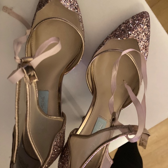 8.5 Almost new. Betsey Johnson Pump. Gold sparkle / baby blue bottoms - Picture 3 of 6